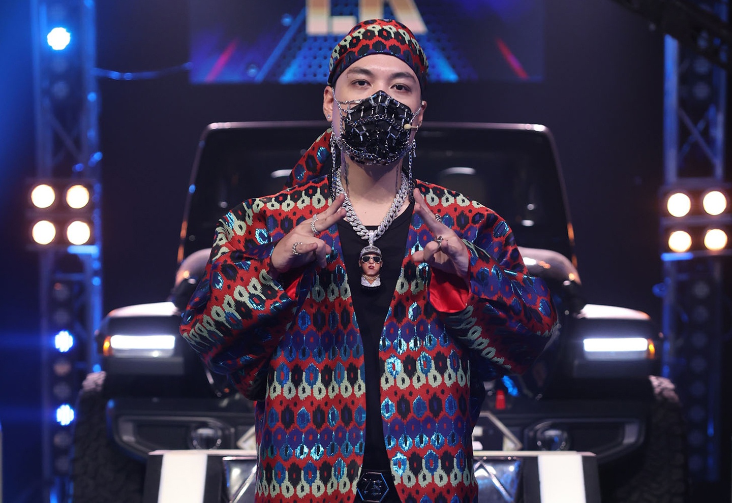 Giam khao va thi sinh chuong deo vong co xich tai Rap Viet hinh anh