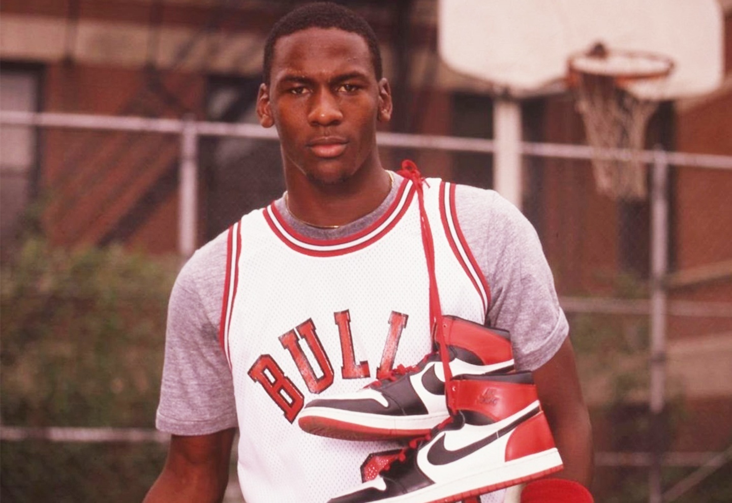 Doi giay duoc ban dau gia 1,5 trieu USD hinh anh