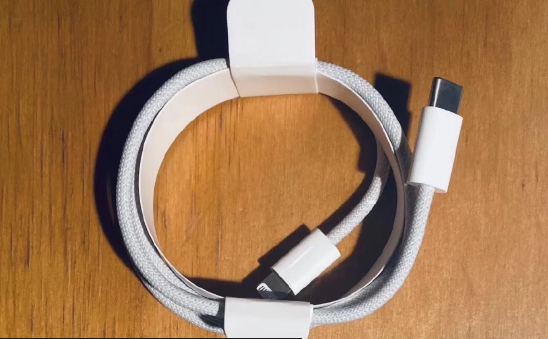 Lo anh day sac 'ben du' cua iPhone 12, thay soi cap mong manh doi cu hinh anh