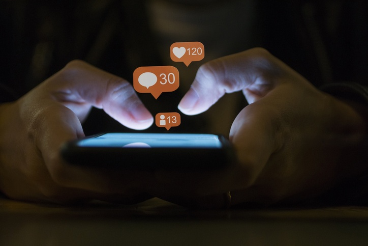 'Mang xa hoi dang hut can suc song cua ban' hinh anh