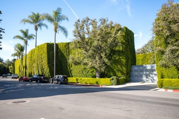 Cuu nhan vien Amazon to chuc bieu tinh truoc cua dinh thu Jeff Bezos anh 1