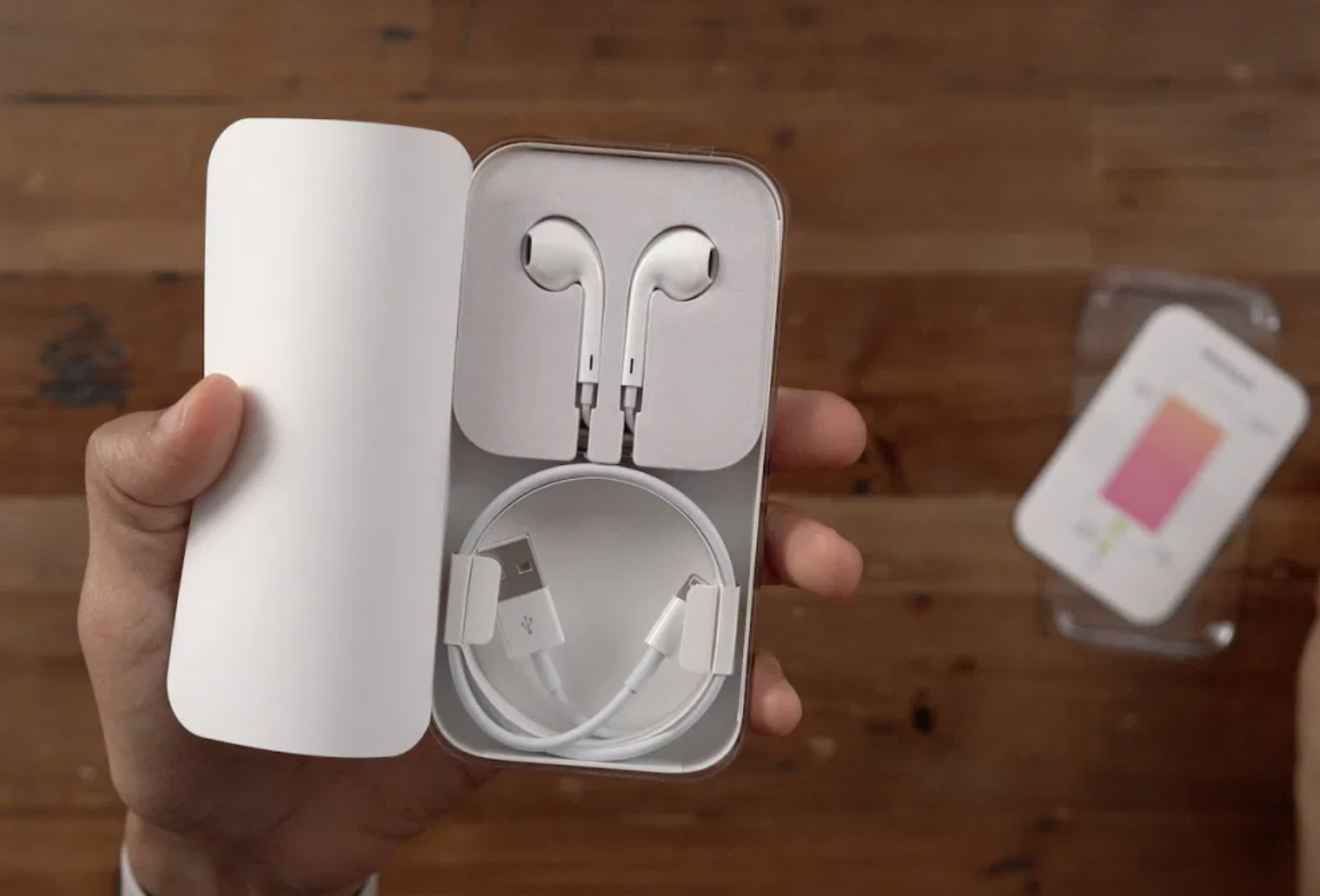 Quoc gia duy nhat ban iPhone 12 kem tai nghe hinh anh