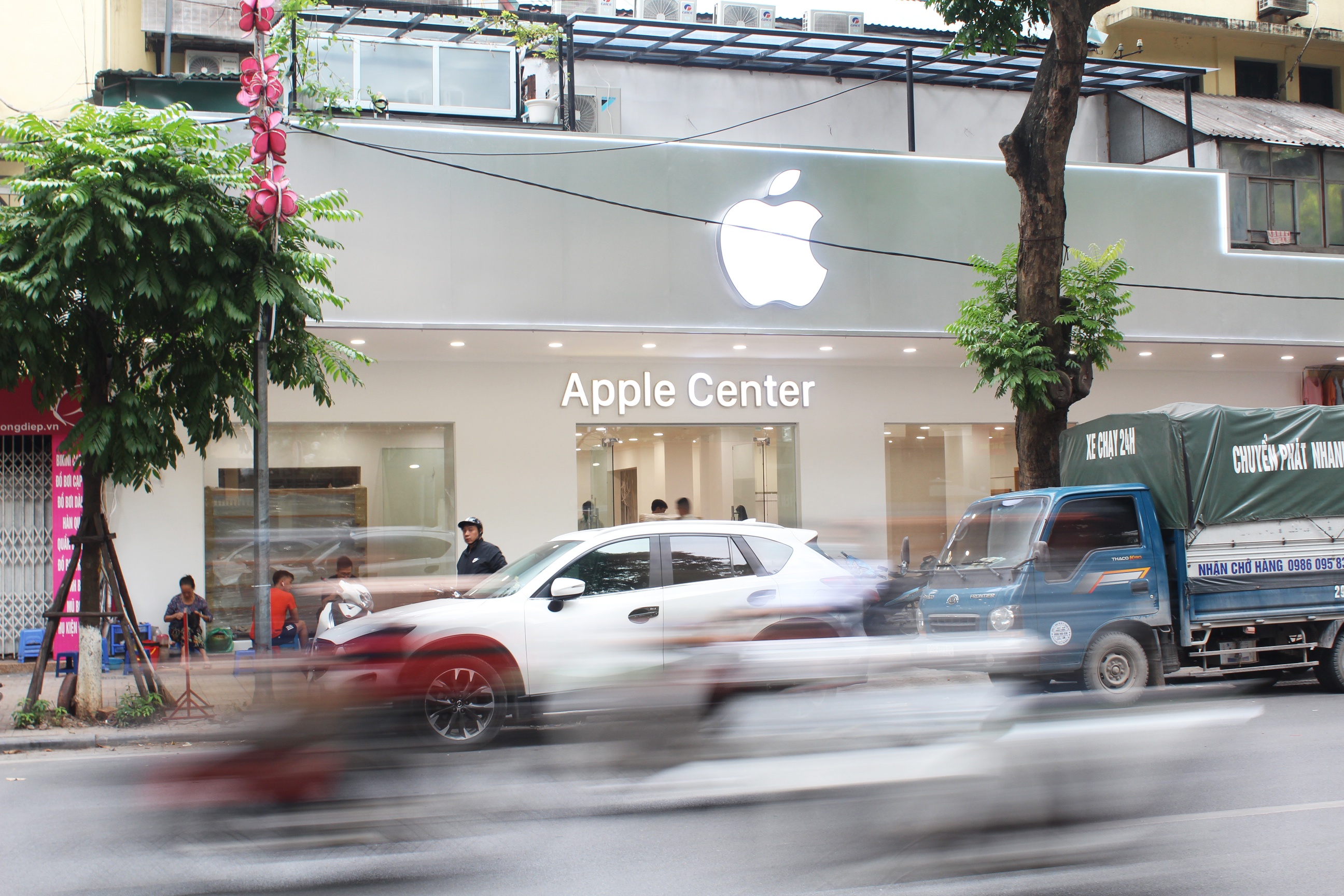 Cua hang nhai Apple Store o Ha Noi se phai go logo tao khuyet hinh anh