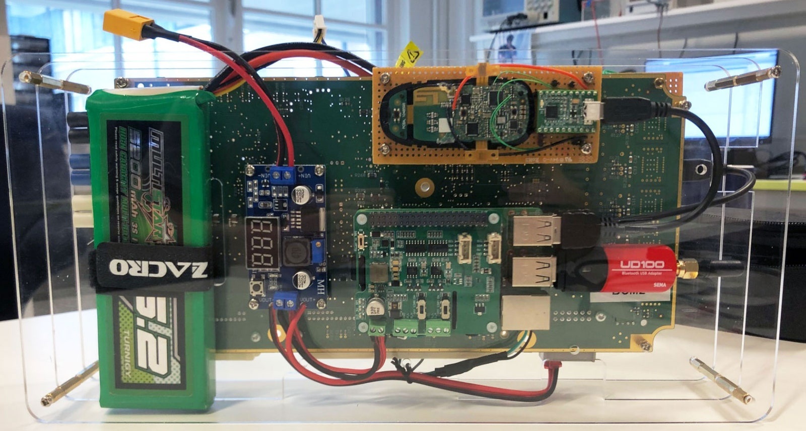 Hacker co the danh cap xe sang Tesla chi trong 90 giay anh 1