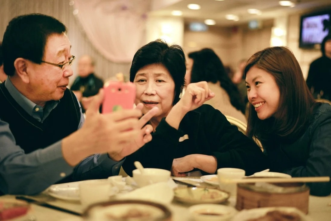 Lop hoc dung smartphone danh cho nguoi cao tuoi tai Trung Quoc hinh anh