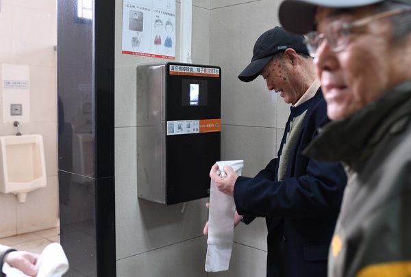 Doi du lieu khuon mat lay giay ve sinh anh 2