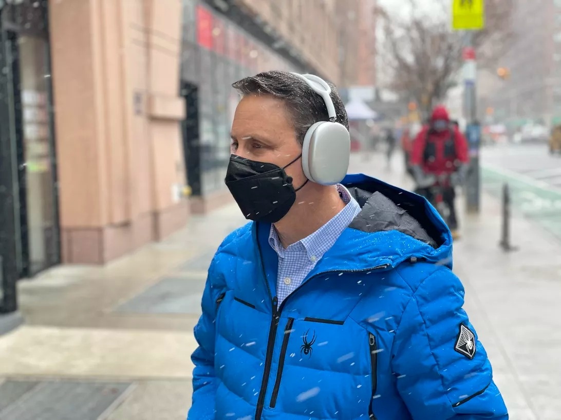 The Verge: AirPods Max co dien va 'bat hop ly' den la ky hinh anh