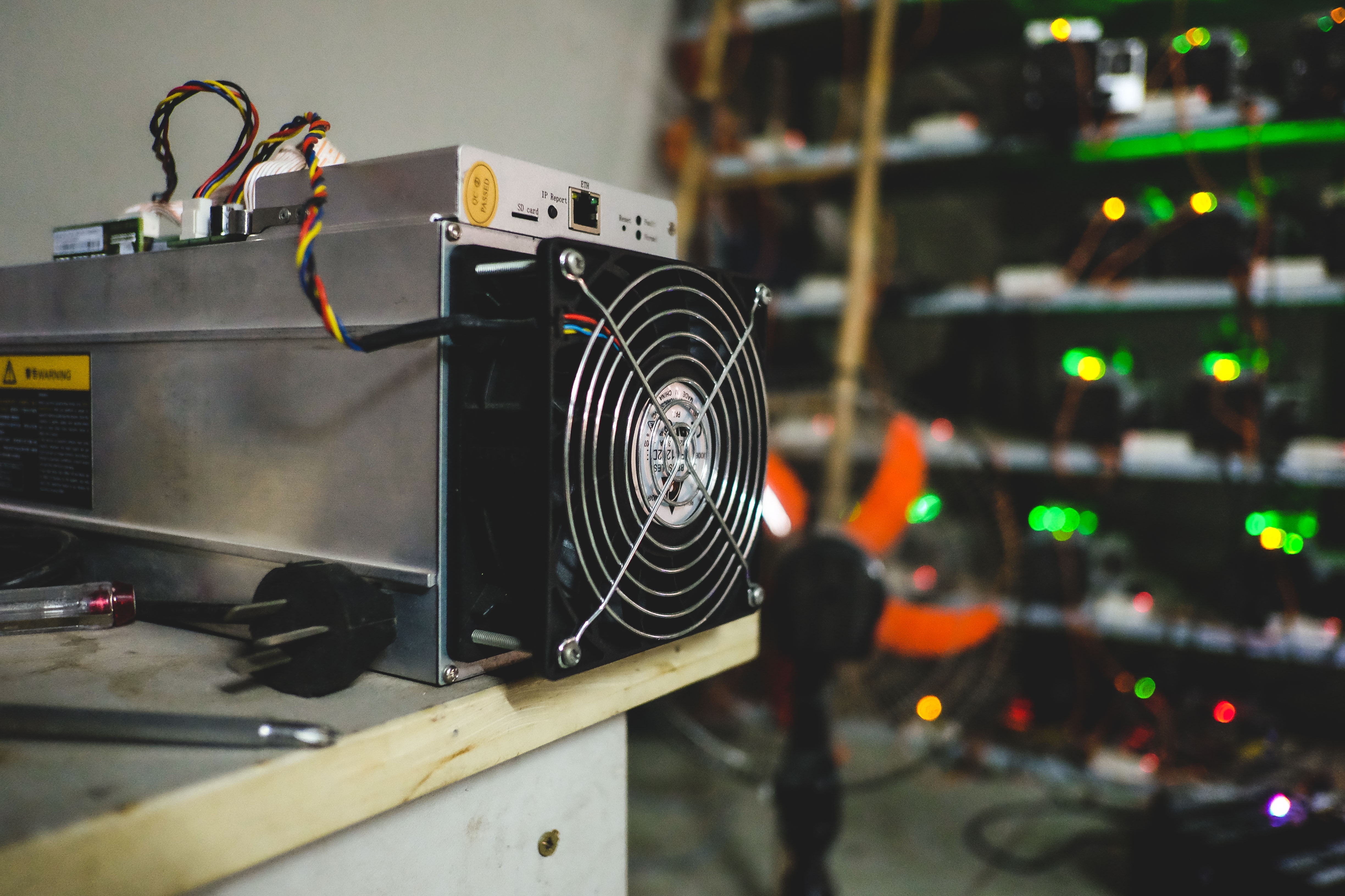 may dao bitcoin pha huy moi truong anh 1