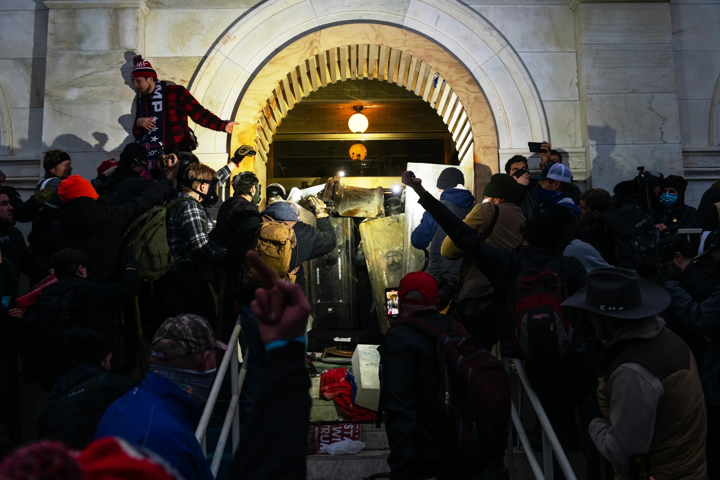 Cac nen tang Internet cung la nguyen nhan khien vu bao loan xay ra anh 2