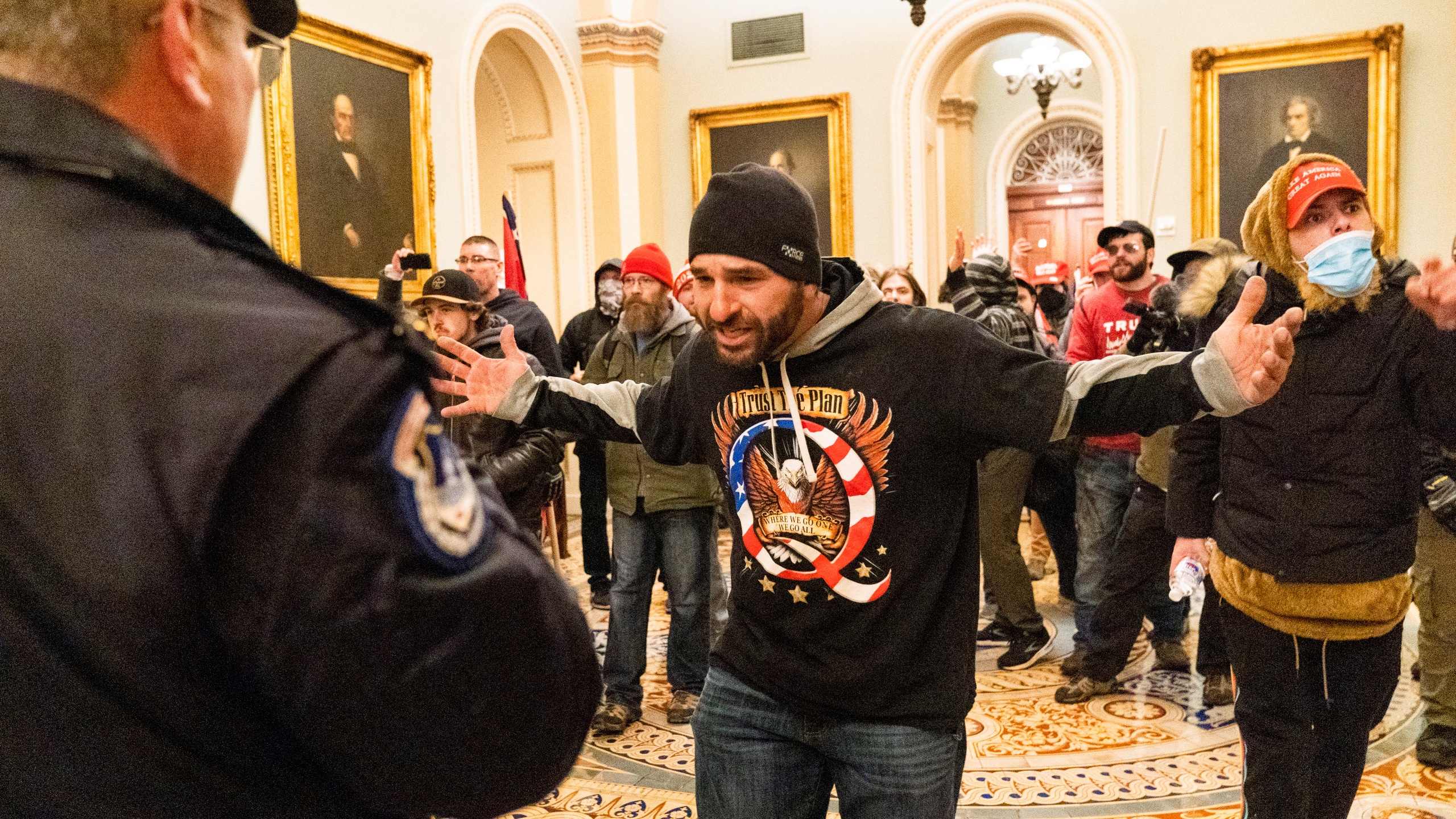 Facebook, YouTube can nhan trach nhiem trong vu bao loan ngay 6/1 hinh anh