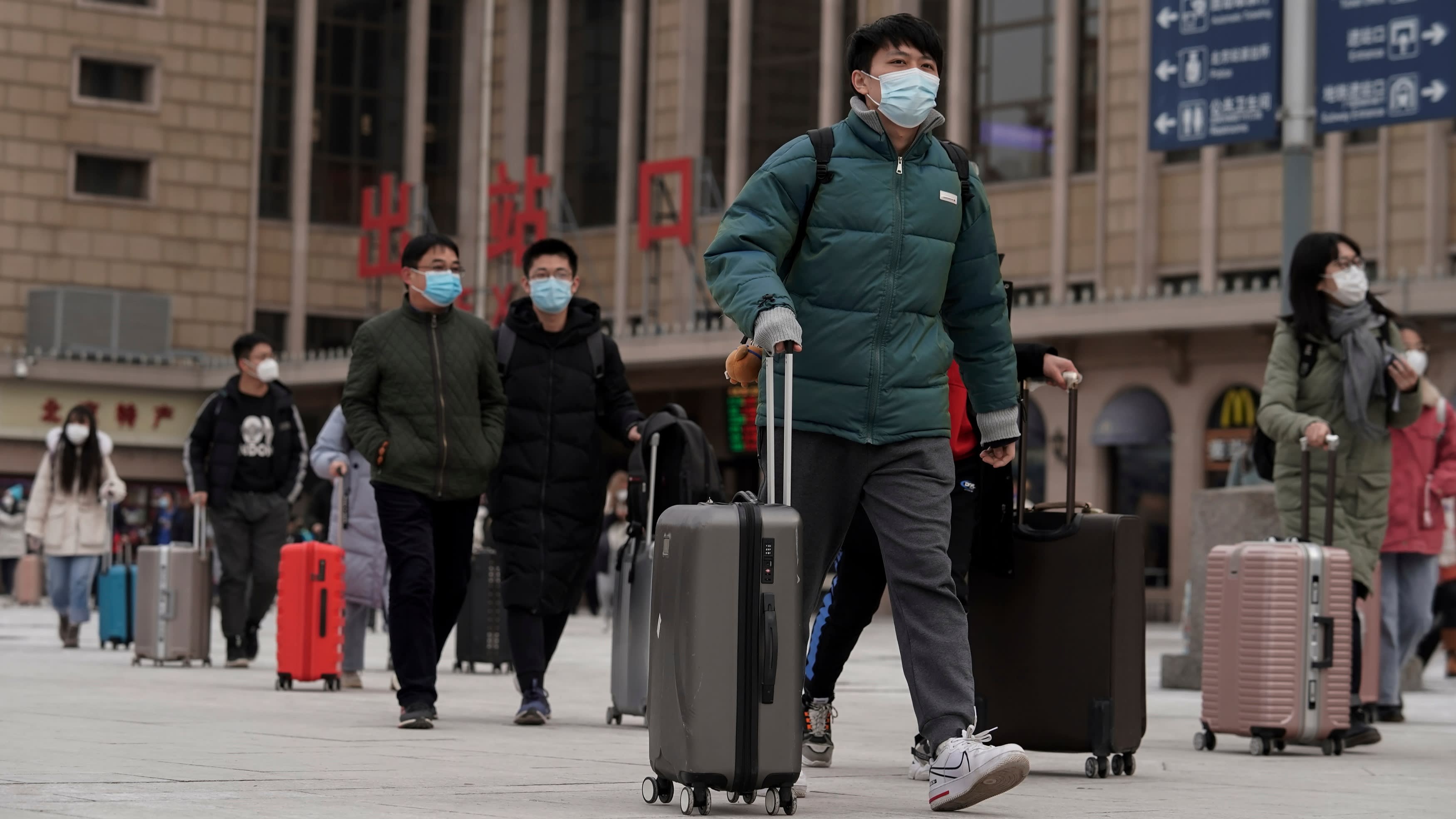 Apple lo ngai cong nhan ve que an Tet, thieu nguoi lam iPhone hinh anh