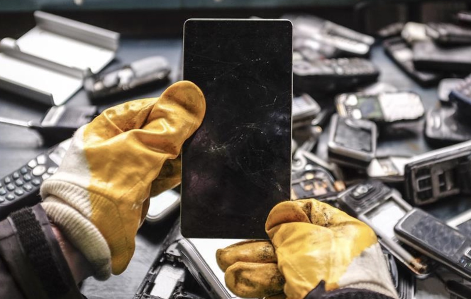 100 trieu chiec smartphone cu loc duoc 120 kg vang hinh anh