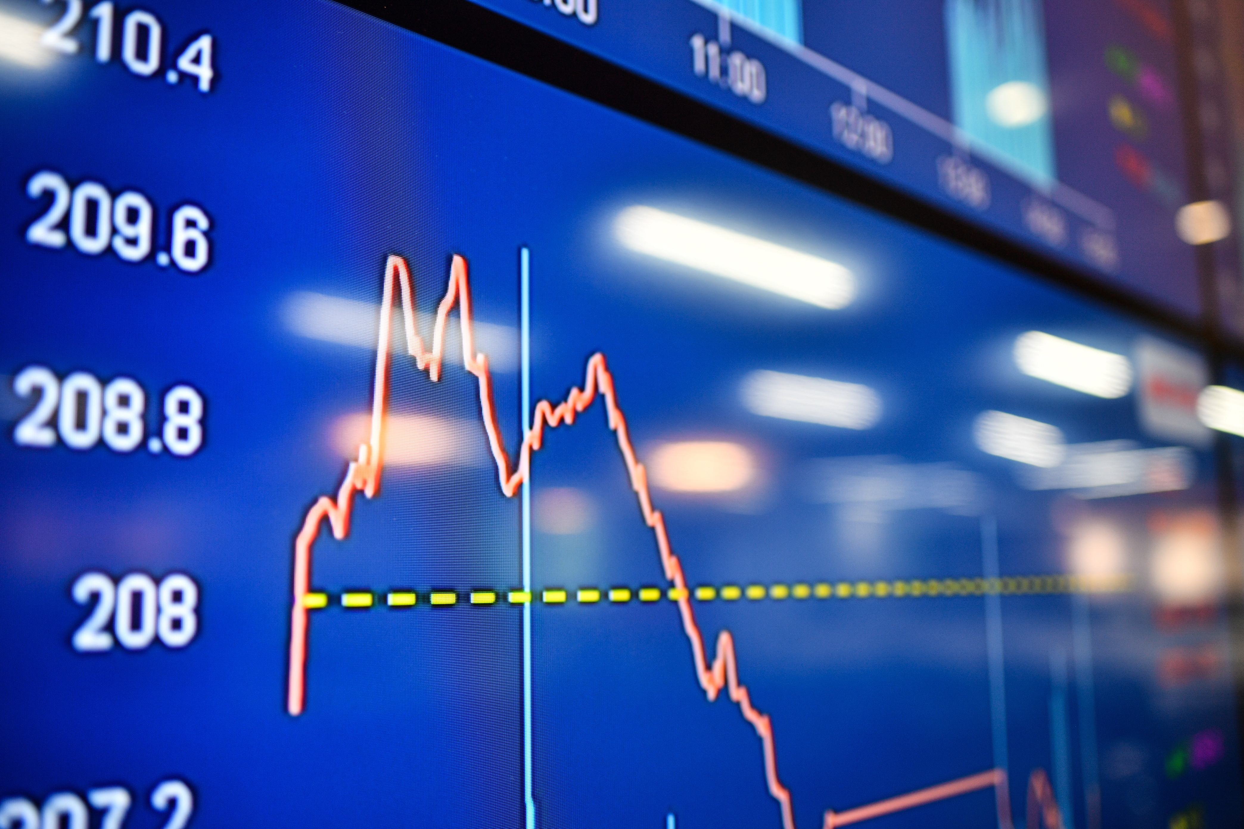 VN-Index giam them 8 diem, roi ve day 1 thang hinh anh