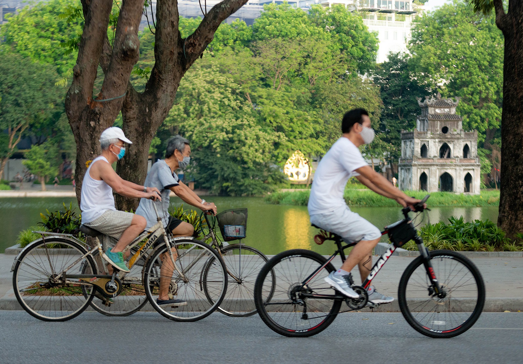 Xe dap ban 'dat nhu tom tuoi' mua dich hinh anh