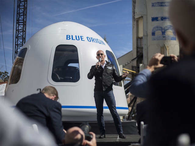 Ty phu Jeff Bezos ban gan 100 trieu USD tien ve bay vao khong gian hinh anh