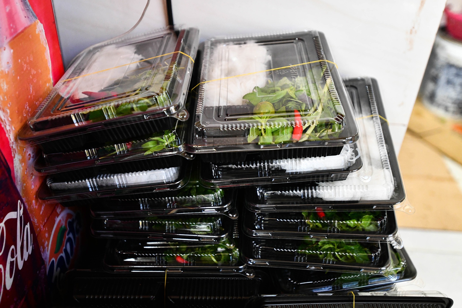 Hang quan o Ha Noi 'lach' quy dinh de ban online hinh anh