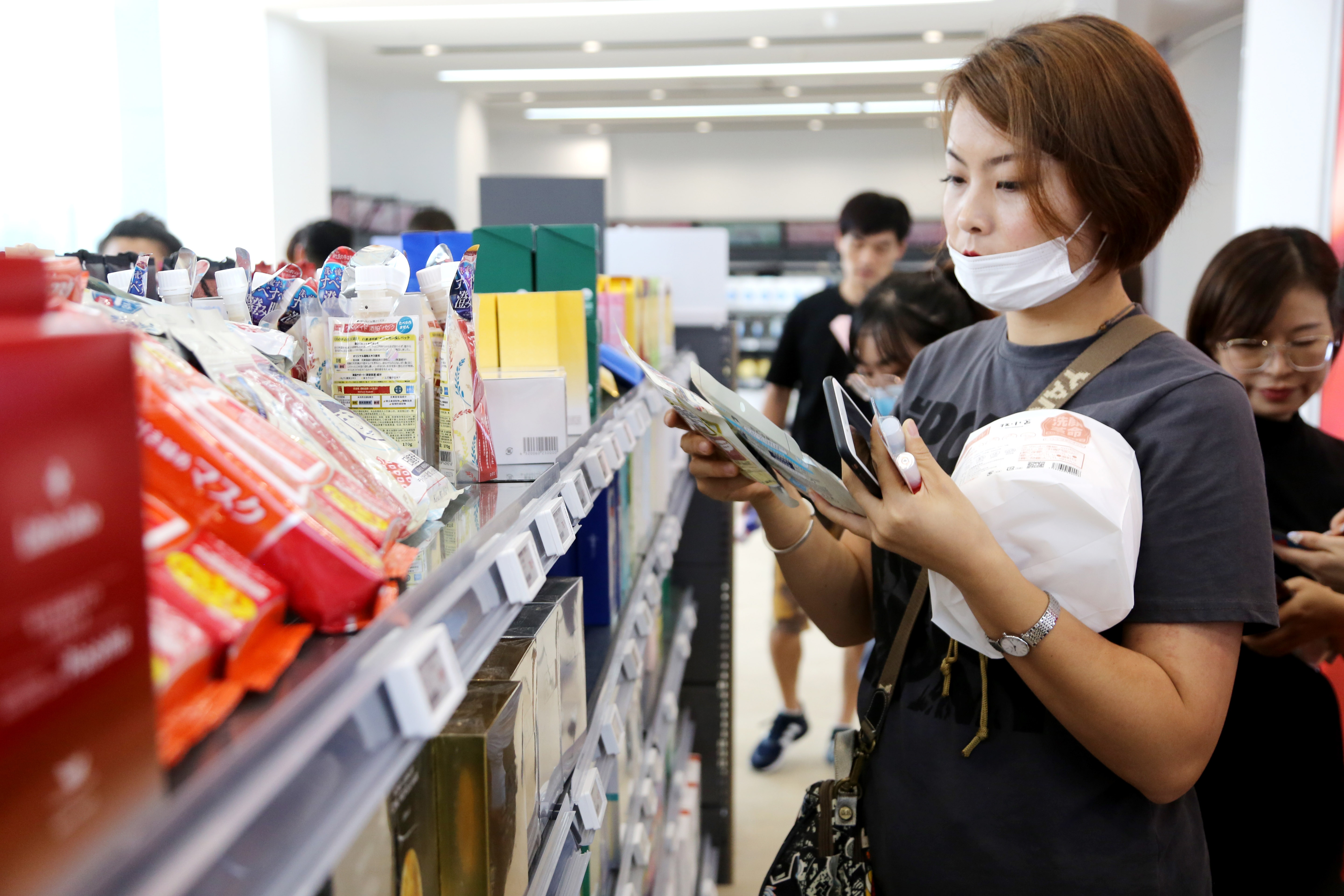 Gioi tre Trung Quoc do xo mua thuc pham sap het han dung hinh anh