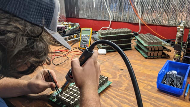 Bo dai hoc,  chang trai 19 tuoi kiem 54.000 USD/nam nho trong mo dao Bitcoin anh 3