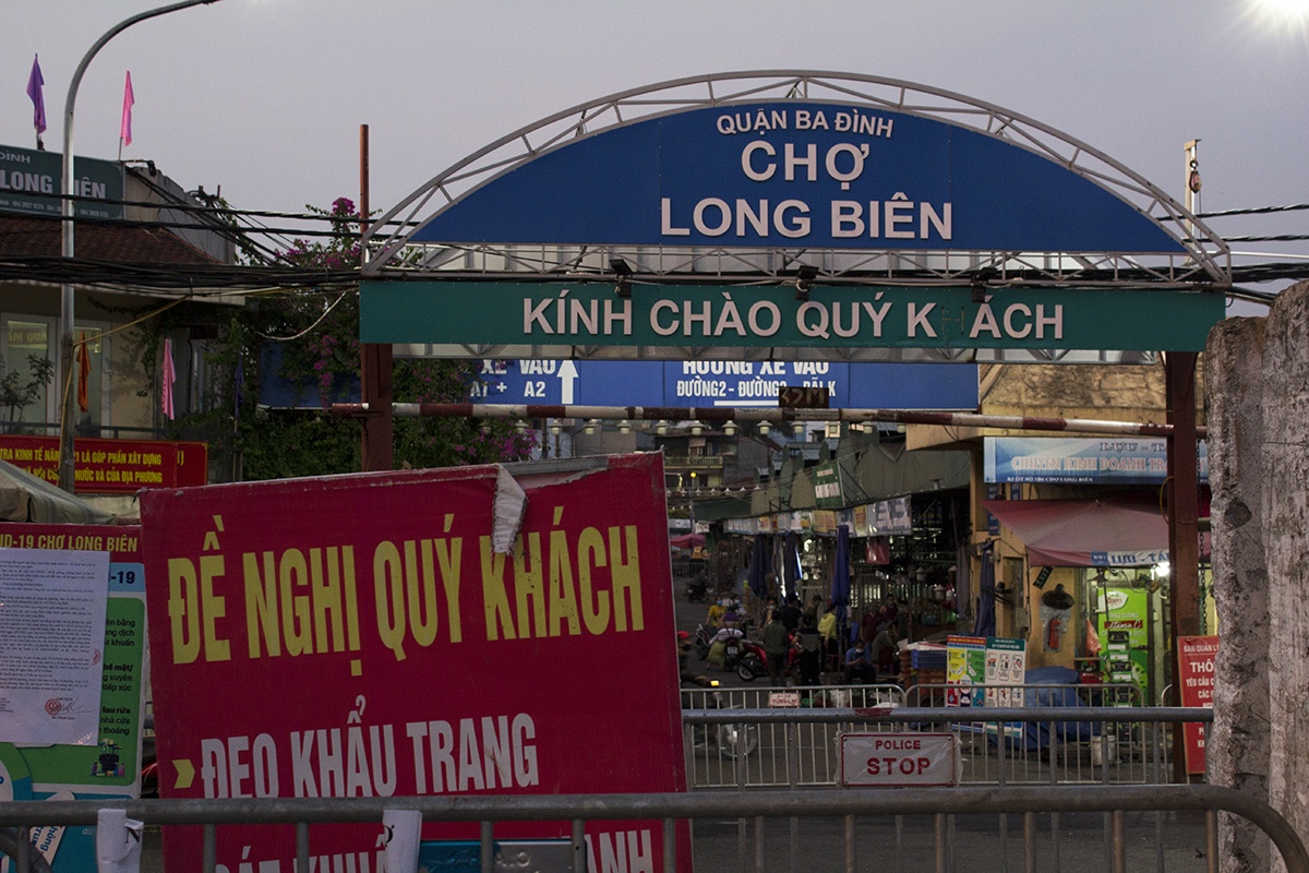 Tieu thuong cho Long Bien tat bat giai thoat nong san anh 1