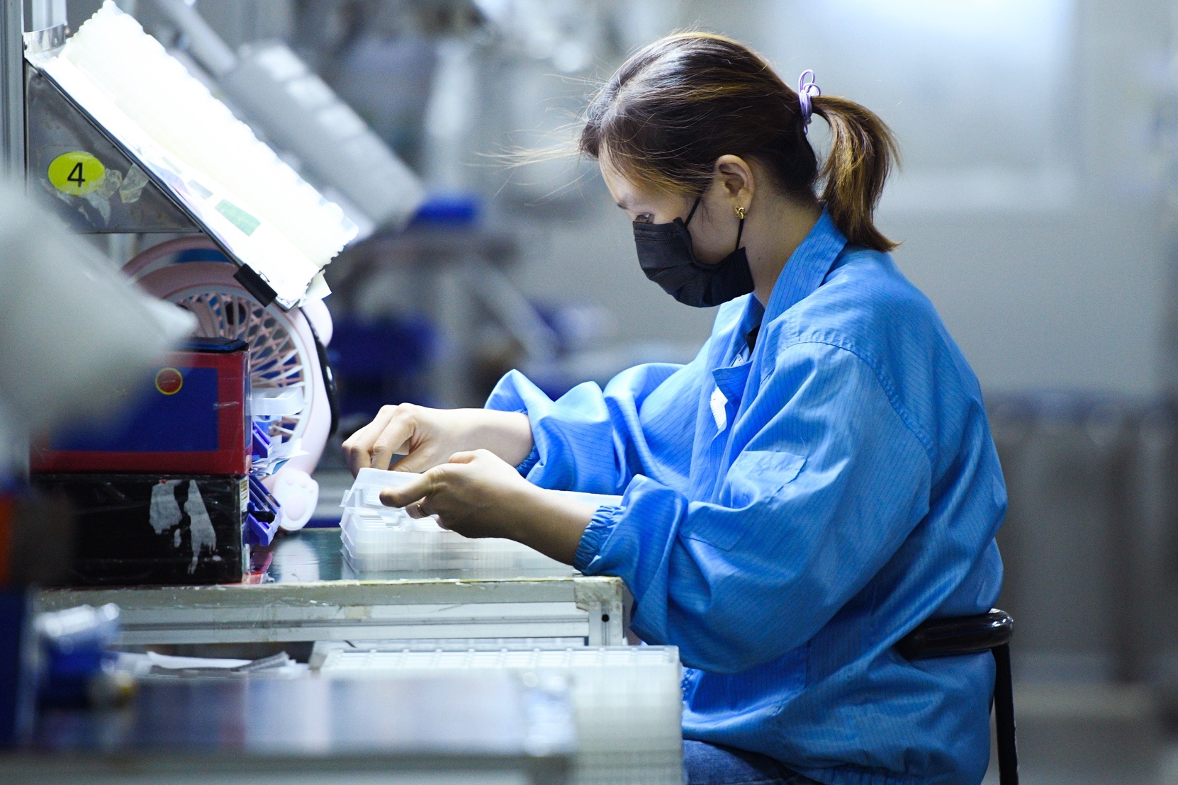 Bo Y te de nghi dia phuong vao cuoc giup doanh nghiep duy tri san xuat hinh anh