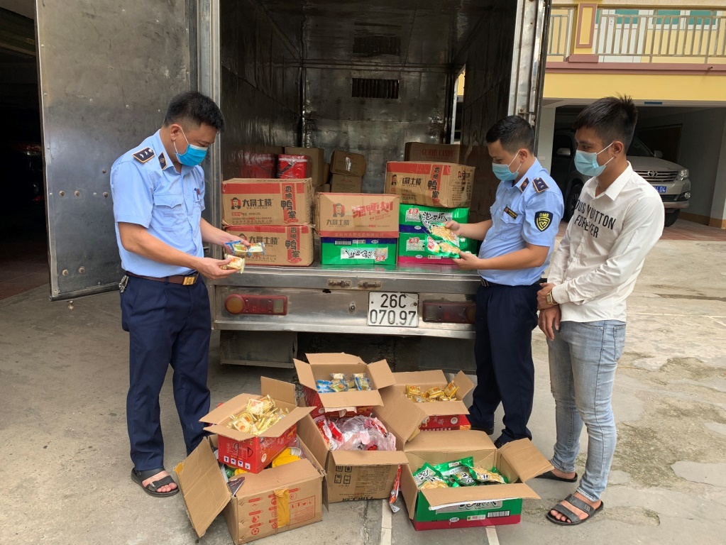 Hang nghin banh trung thu, do choi Trung Quoc nhap lau vao Viet Nam hinh anh