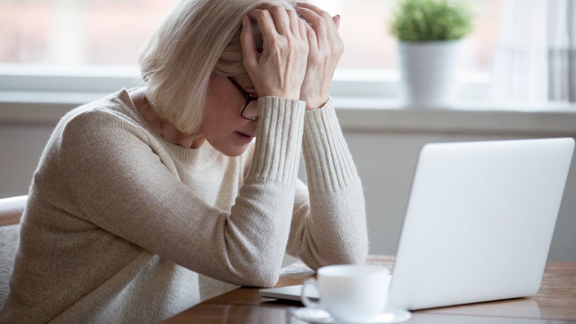 42% nguoi My khoc vi chuyen tien bac trong dai dich hinh anh