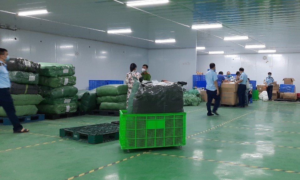 Phat hien hang tram nghin san pham,  thiet bi y te vi pham tai Ha Noi anh 1