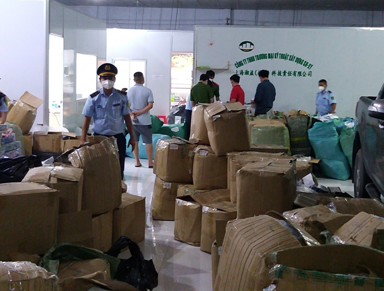 Phat hien lo hang vat pham y te khong ro xuat xu tri gia hon 700 trieu hinh anh