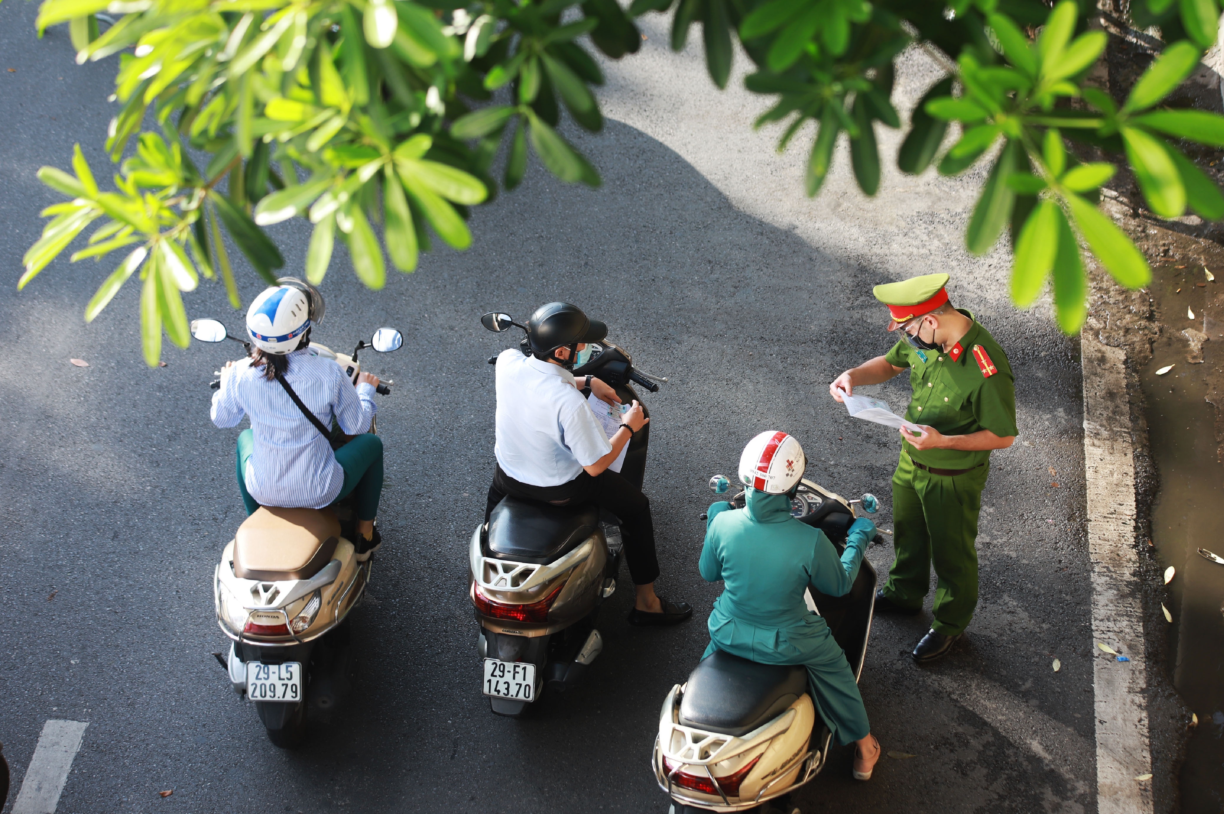 Nhieu doanh nghiep loay hoay tim den So Cong Thuong vi chua duoc cap giay di duong anh 1