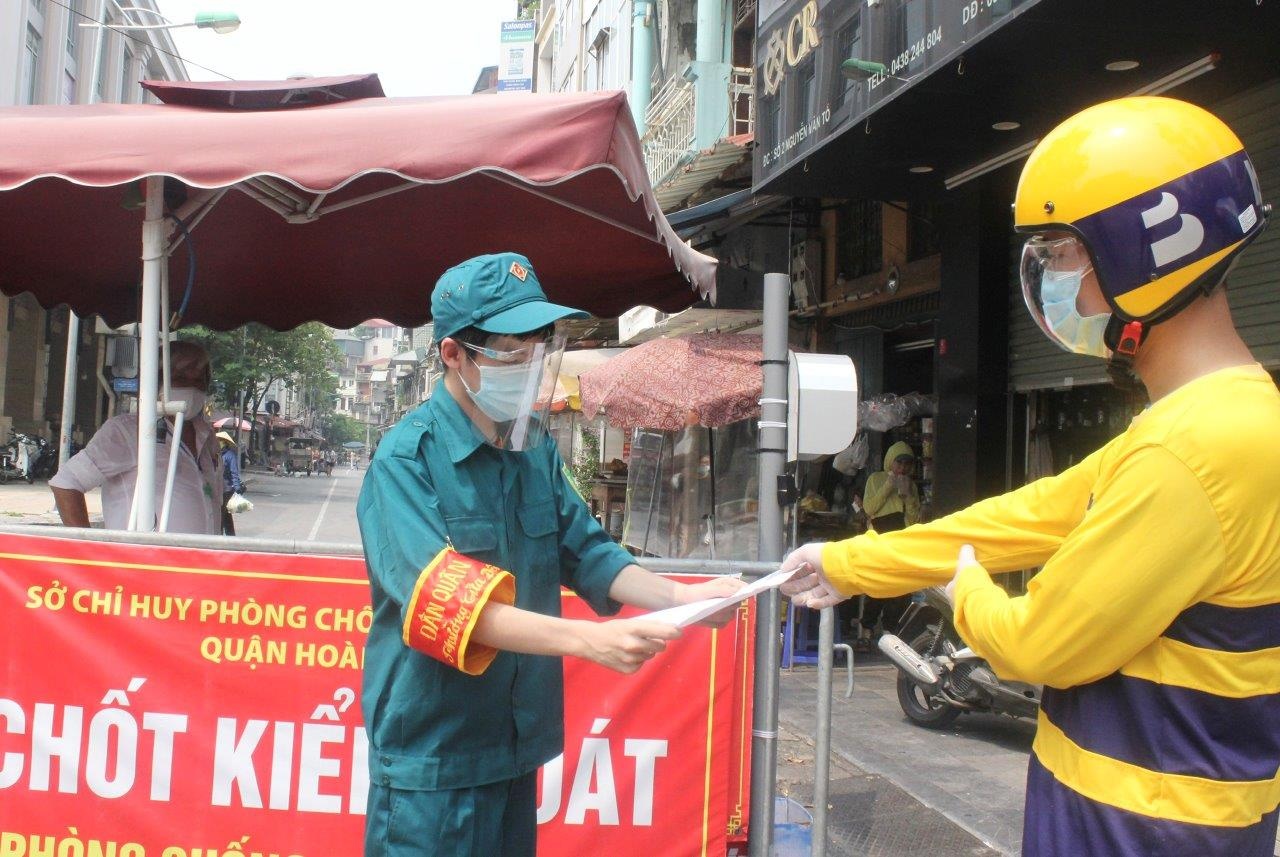 Nguoi dan quan Hoan Kiem se duoc di cho ho qua ung dung anh 1