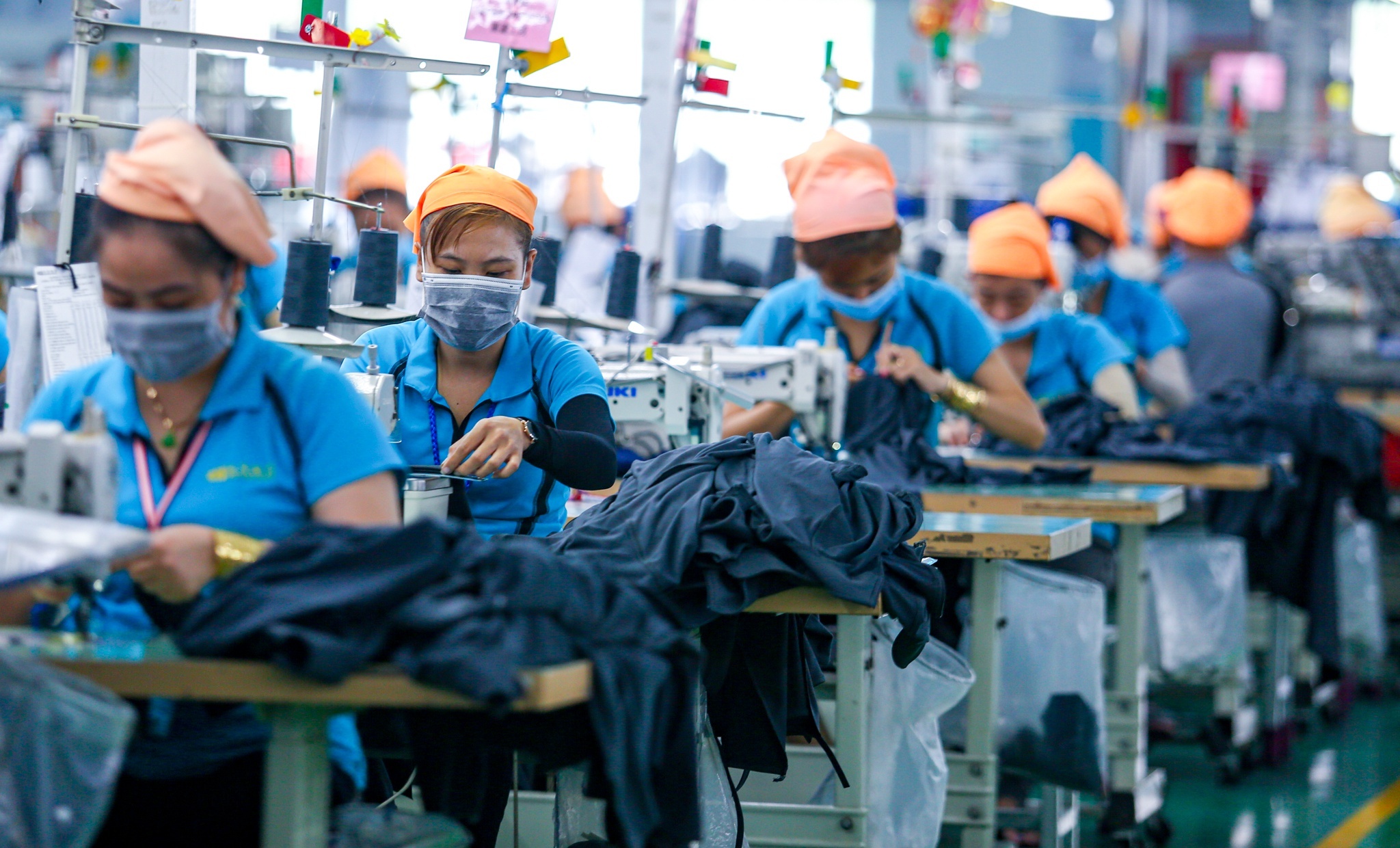 Moi tuan, cong ty det may chi 2,2 trieu dong/cong nhan vi '3 tai cho' hinh anh