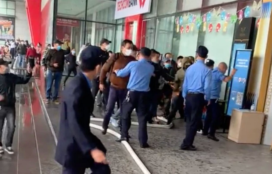 Highlands Coffee phan ung khi bi to gay roi, cham tra tien mat bang hinh anh