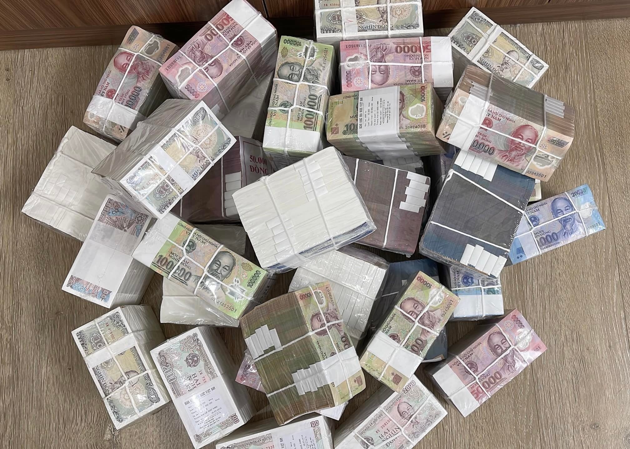 Dich vu doi tien moi e khach, nguoi dan chuyen sang li xi online hinh anh