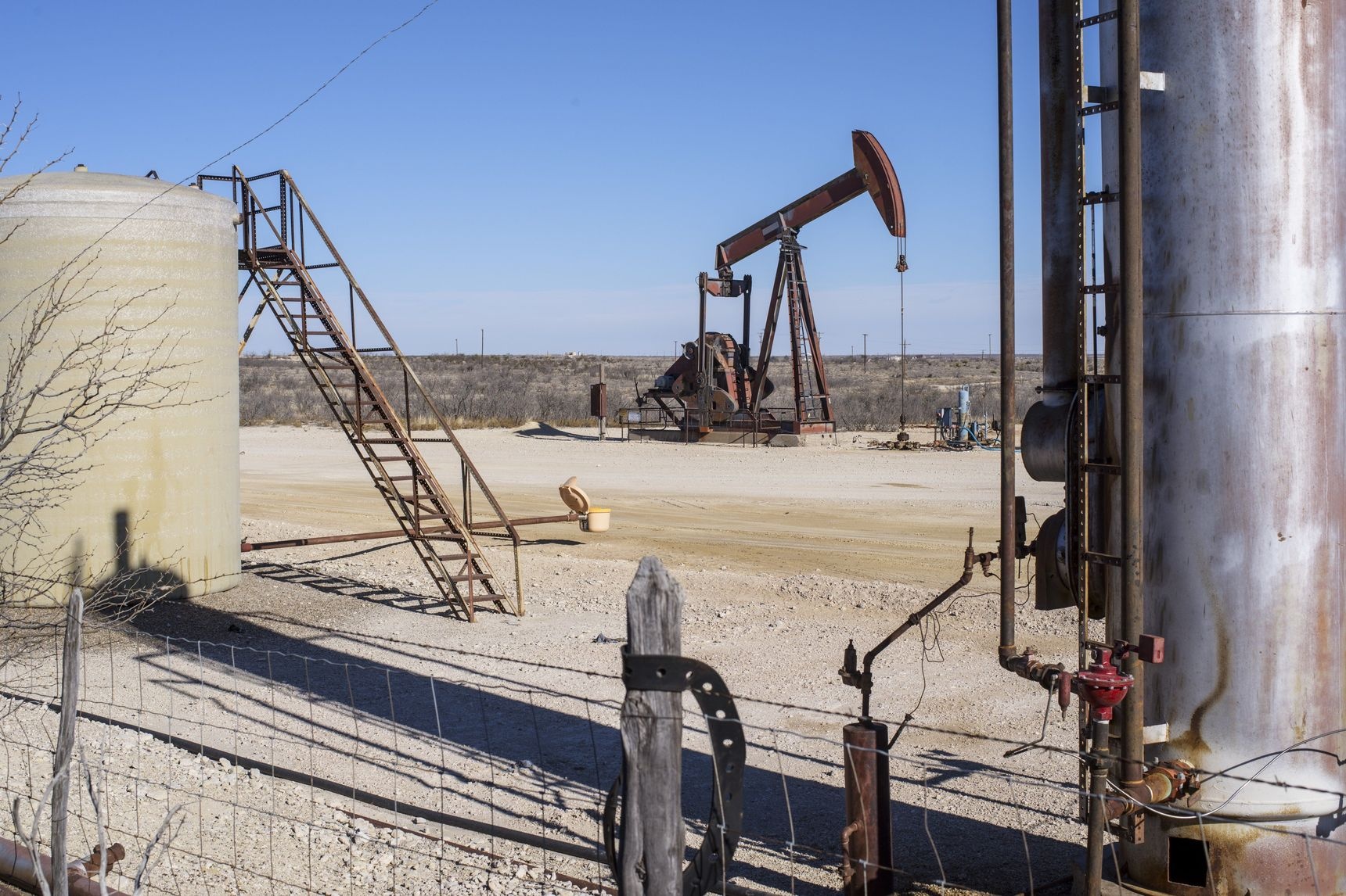 Tong thong My Biden bat luc voi gia dau hinh anh