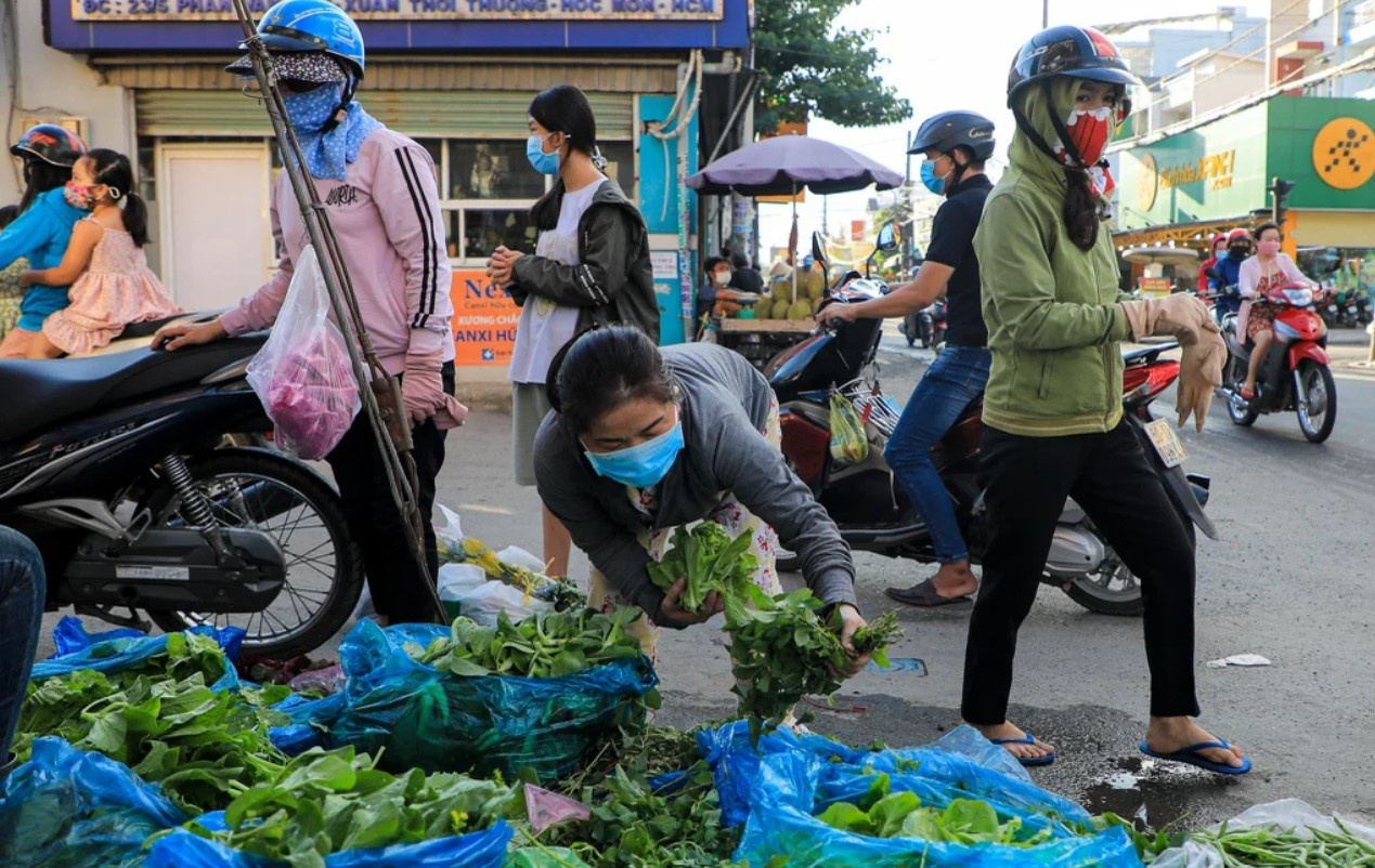 Huong lieu xong dieu tri Covid-19 dat hang, tang gia 'chong mat' hinh anh