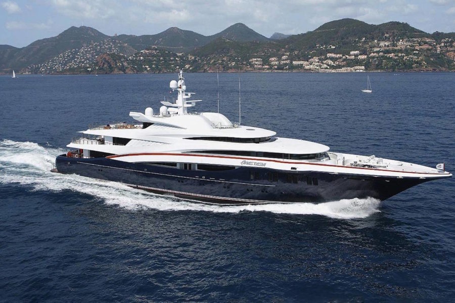 Gioi sieu giau Nga dem du thuyen 'chay tron' lenh trung phat hinh anh