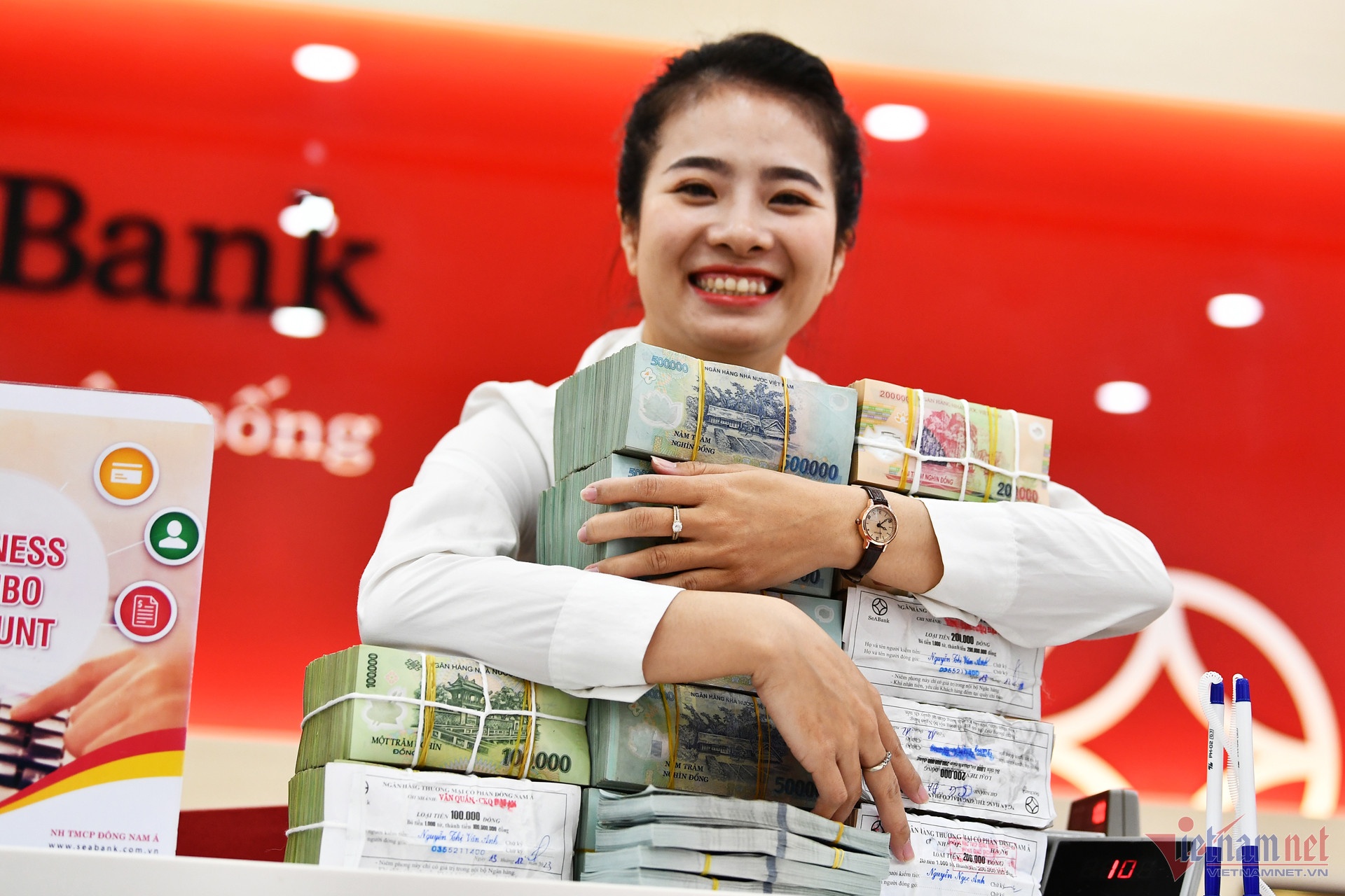 Thuong Tet ngan hang: Nguoi nhan tram trieu, nguoi 'nin tho cho' hinh anh