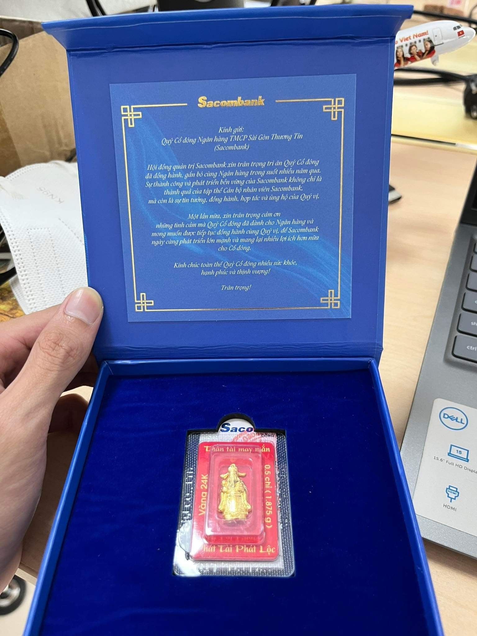 Doanh nghiep tang qua cho co dong anh 1