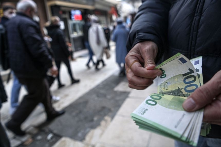 Gia tri EUR roi xuong muc thap nhat trong vong 5 nam hinh anh