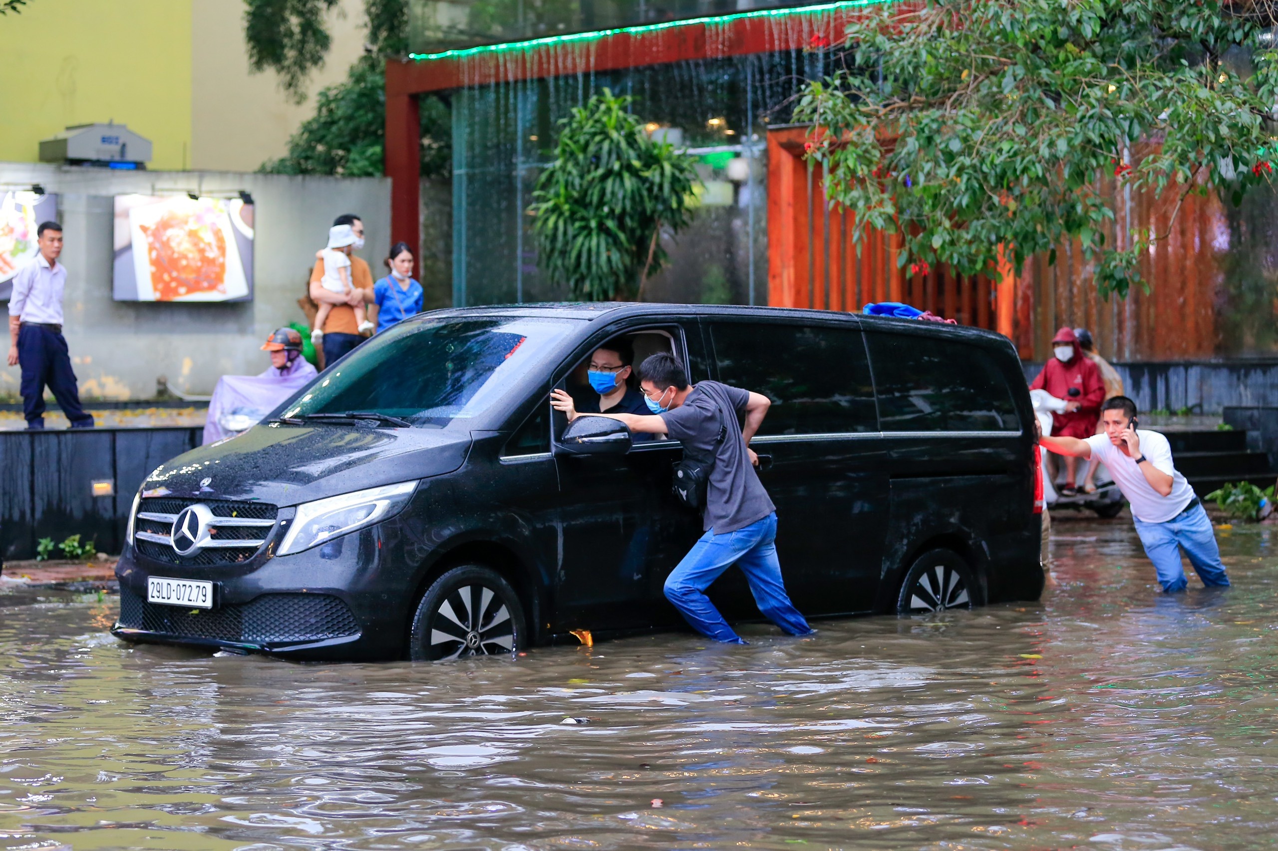Ha Noi ngot mua, nhu cau cuu ho oto van cao dot bien hinh anh