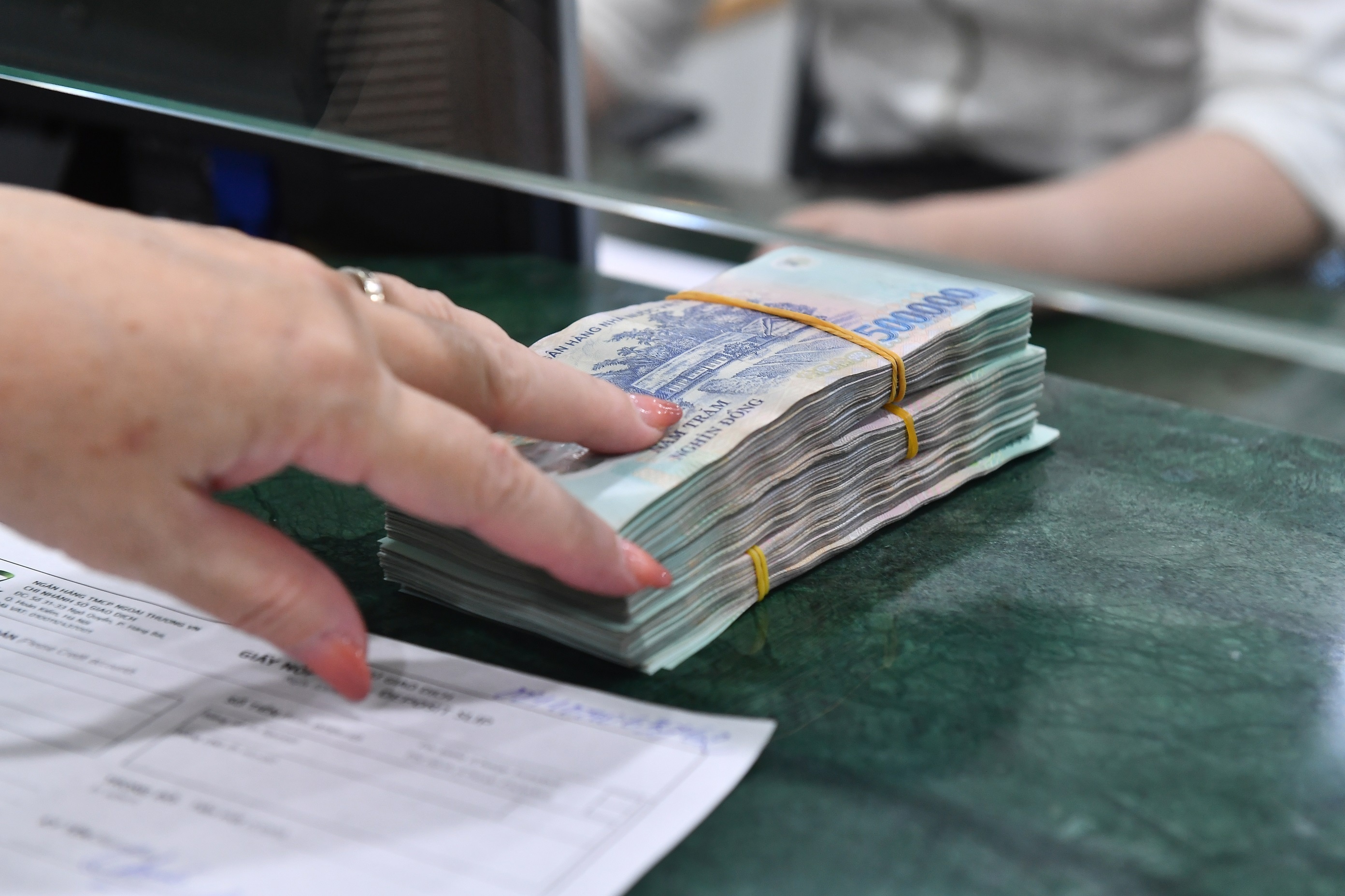 Chat vat vay tien ngan hang mua nha hinh anh