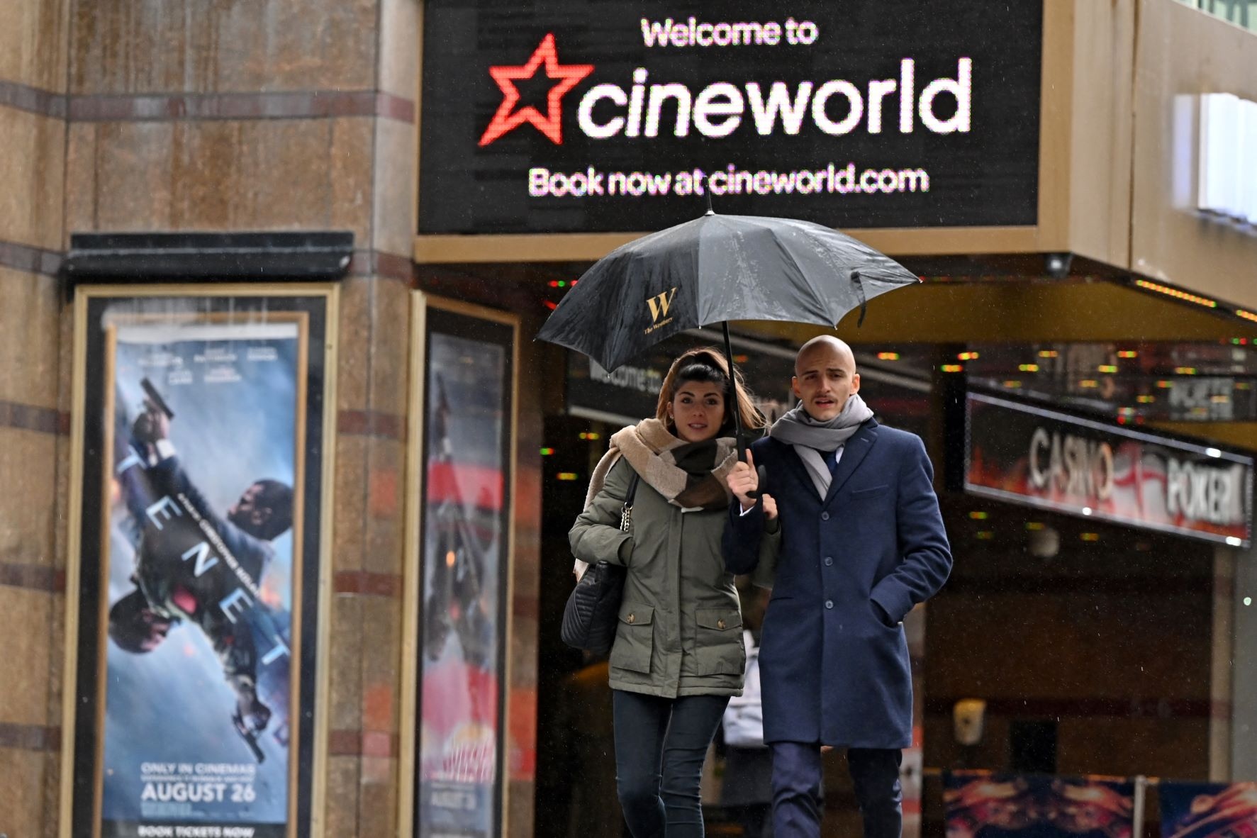 Chuoi rap phim lon thu hai the gioi pha san hinh anh