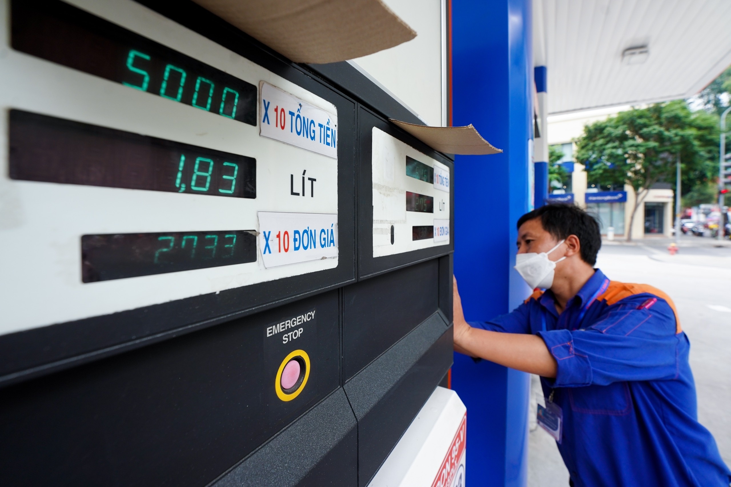 PGS Nguyen Truc Le: Nen giam them 2 sac thue voi xang dau hinh anh