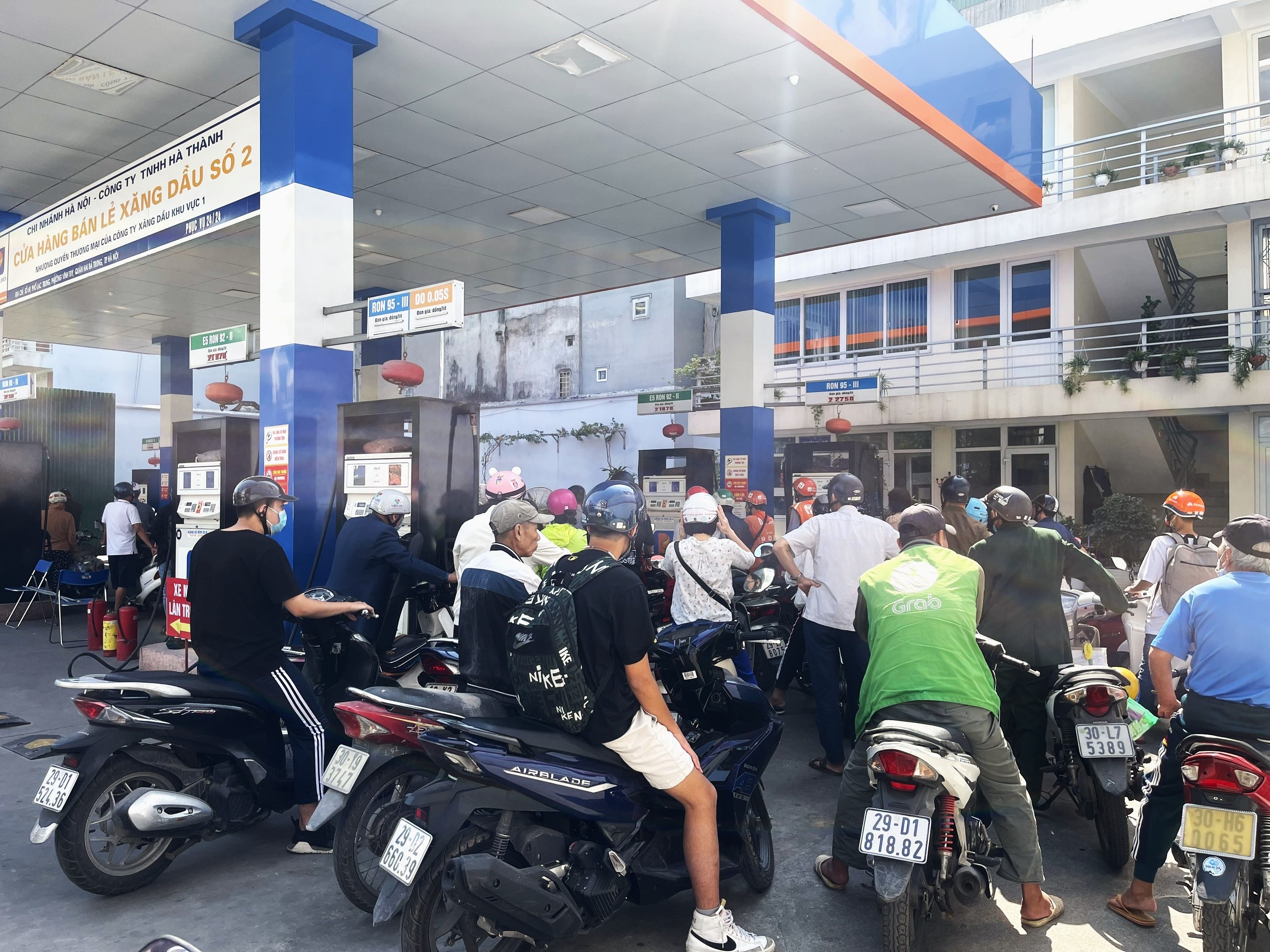 Giua trua, nguoi dan o Ha Noi van chat vat mua xang hinh anh