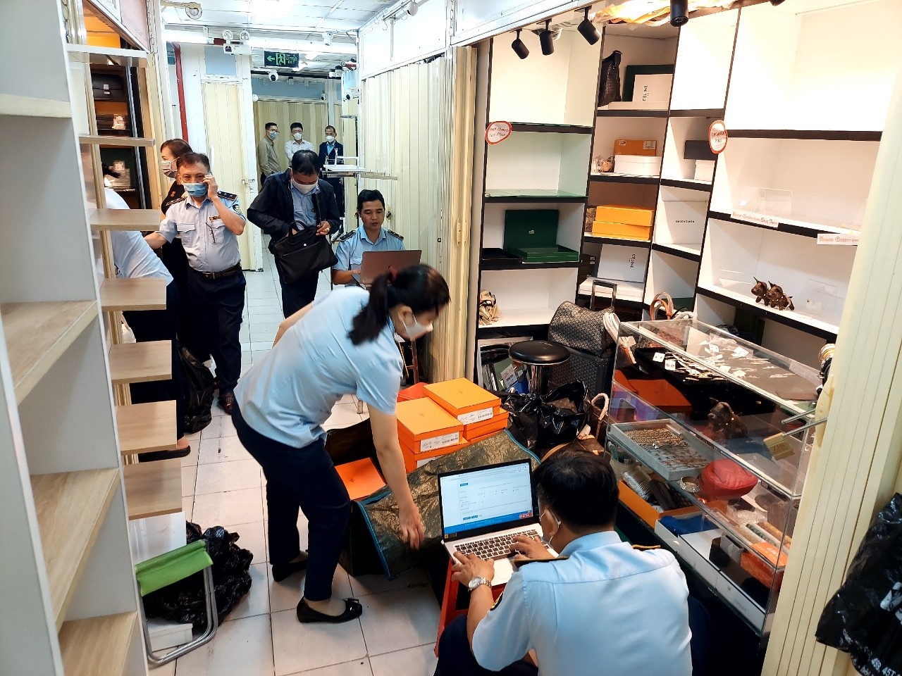 quản lý thị trường, trung tâm saigon square, hàng giả saigon square ảnh 1 quan ly thi truong, trung tam saigon square, hang gia saigon square anh 1