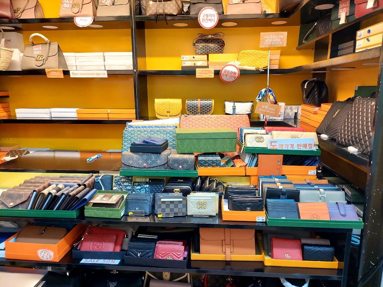 quản lý thị trường, trung tâm saigon square, hàng giả saigon square ảnh 2 quan ly thi truong, trung tam saigon square, hang gia saigon square anh 2