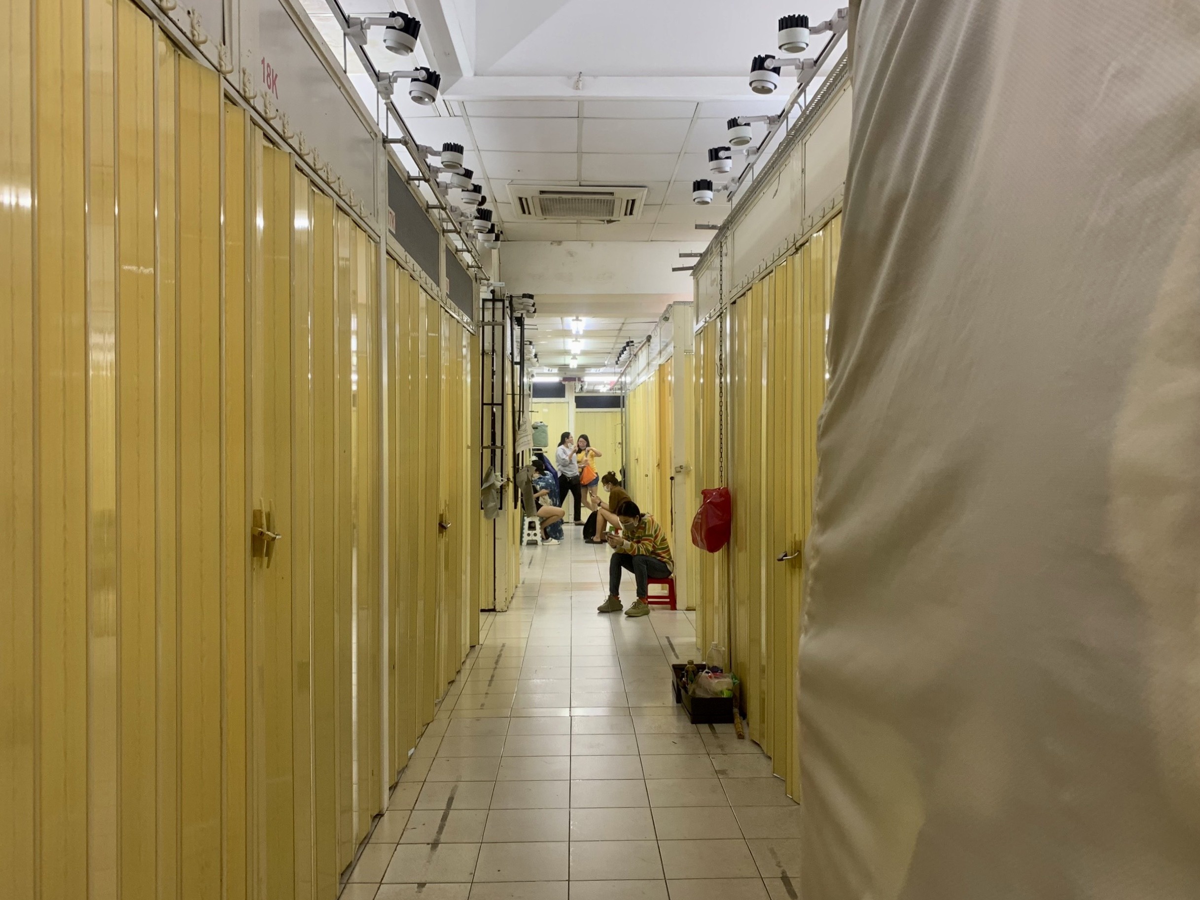 Loat kiosk Saigon Square dong cua, khach du lich tuong do Covid hinh anh