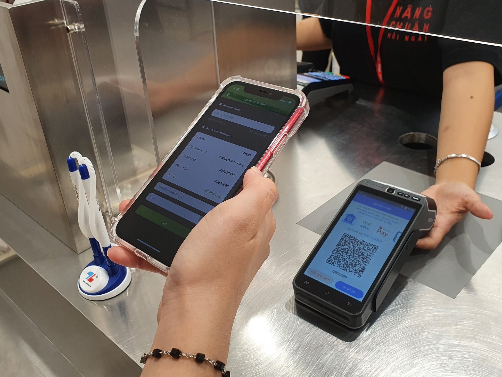 Bung no xu huong tra tien cat toc, bat pho bang ma QR hinh anh