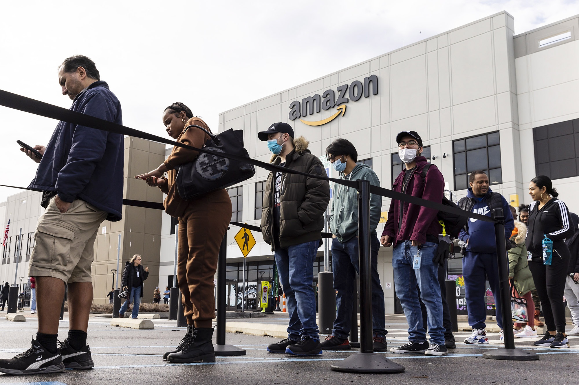 Con loc sa thai o Amazon, Facebook, Twitter hinh anh