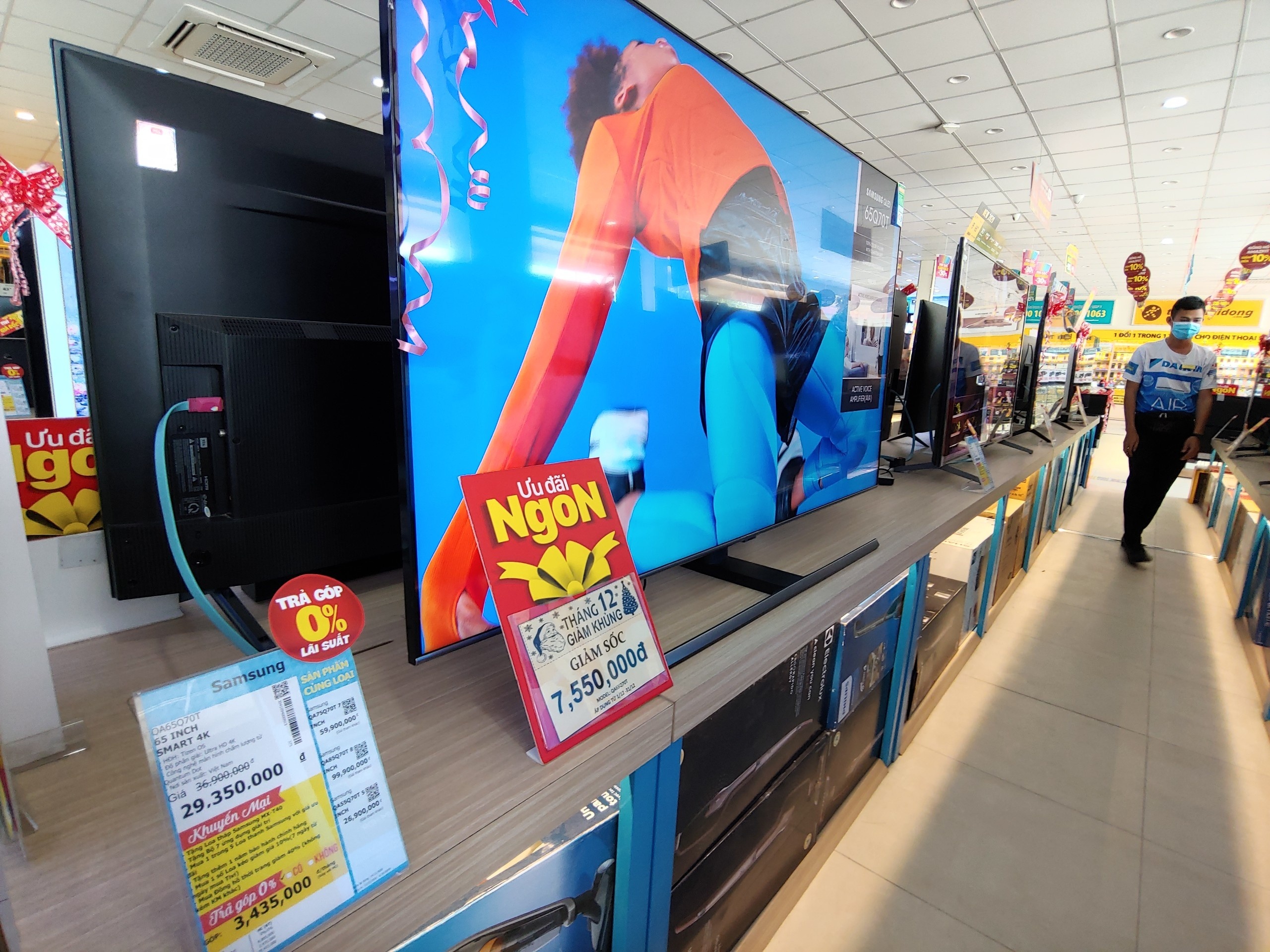 Doanh so tivi, may chieu bung no nho Black Friday, World Cup hinh anh